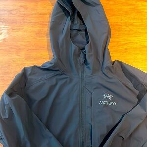 Arc’teryx men’s medium hooded wind breaker